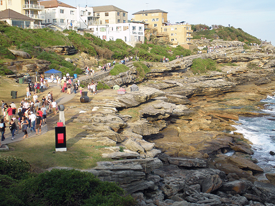 Visitors flock to the Scupture by the Sea 
					  exhibition on the Bondi to Tamarama coastal walk, Sydney